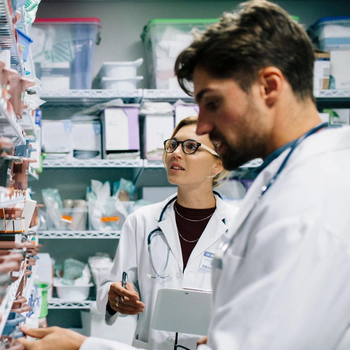 Farmacêutico atendendo cliente